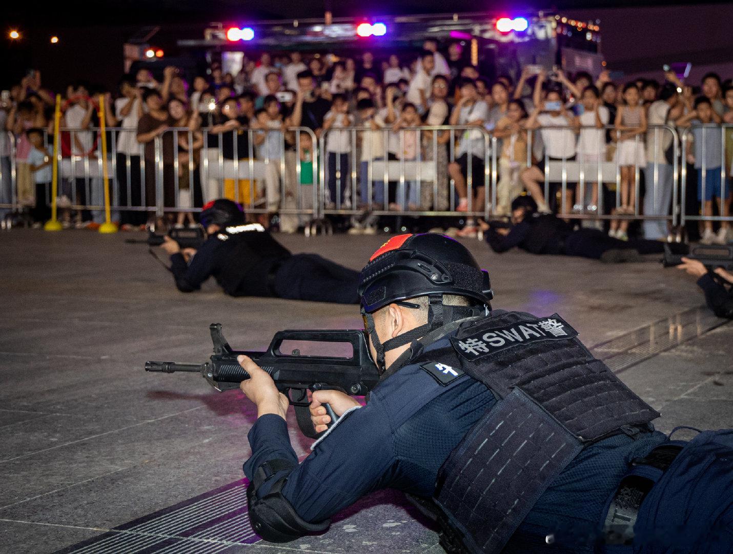 特警高燃射击演练观众赞叹连连 [月亮]个人信息保护好，警惕骗子的圈套。晚安！[努