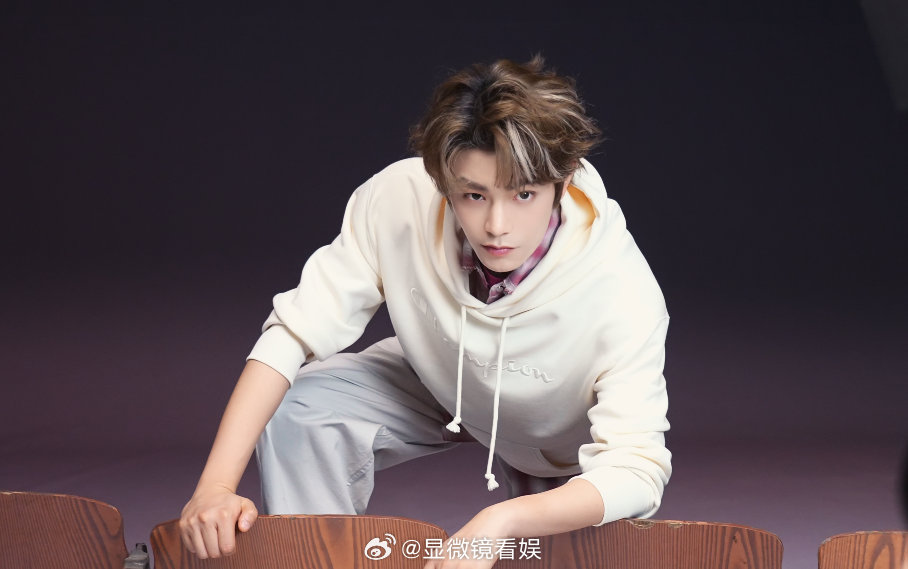 丁禹兮把广告当杂志拍丁禹兮这次的广告视觉效果真的很有大片感。无论是紫色卫衣配红色