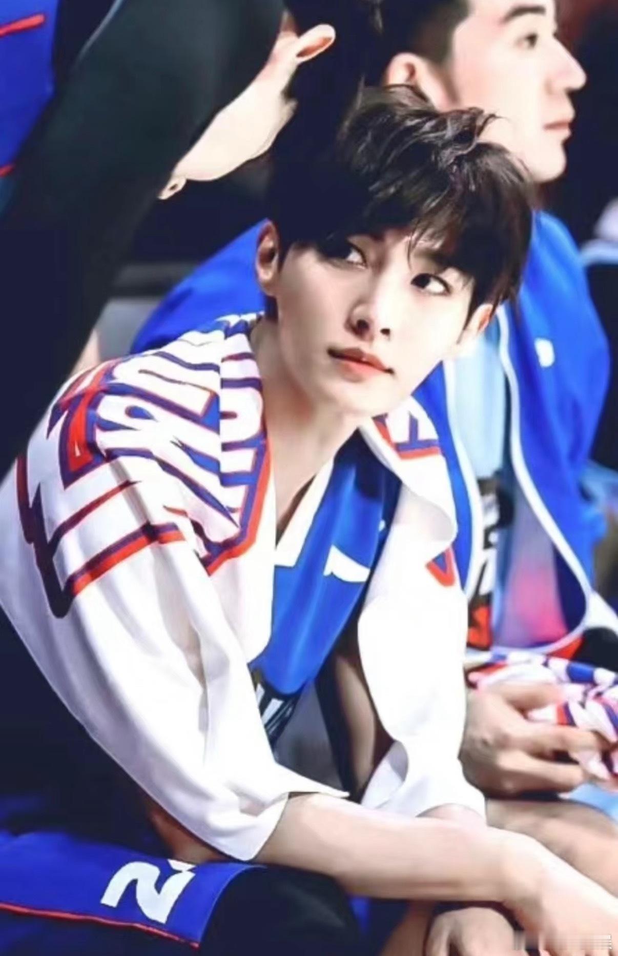 哈哈哈哈哈炎亚纶现在的风评好差啊，一看到他和哪个男明星的名字挨在一起，网友们就要