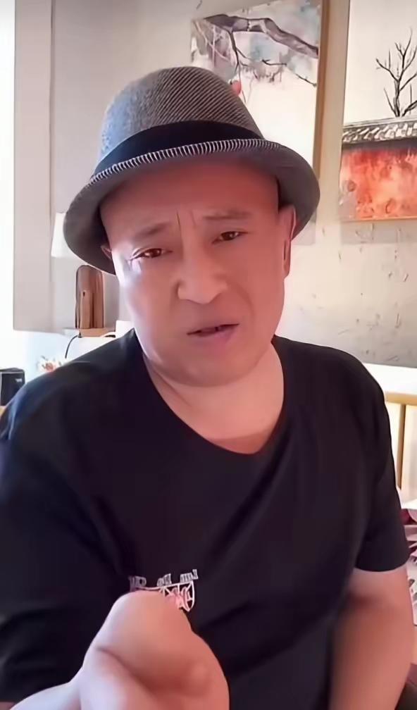 赵四说：“这几年跟赵本山拍戏，在分红这点上，我们拿的都不多，老师拿的多。可老师1