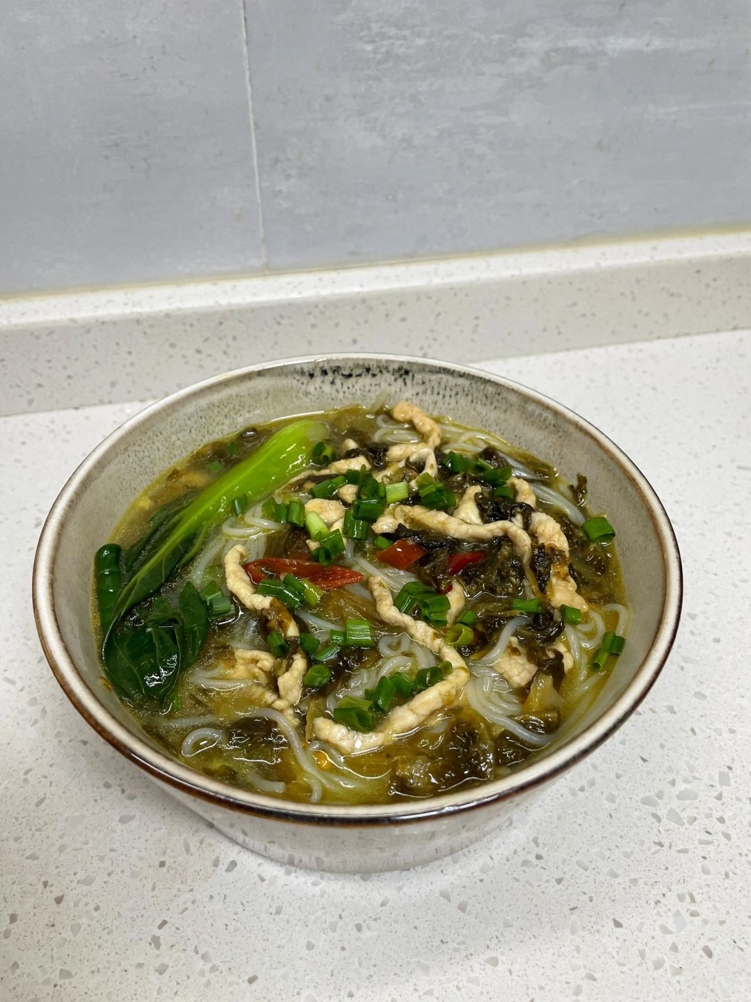 超开胃的酸菜肉丝米线，汤汁都可以喝完🤤