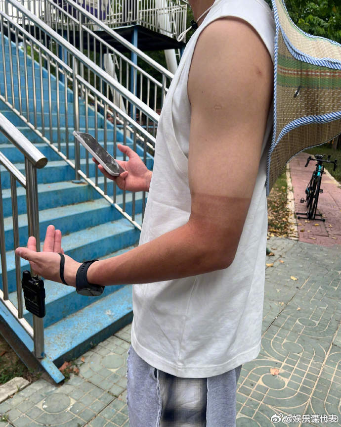 吴磊回应被晒伤吴磊 尽在掌握放心放心 吴磊回应被晒伤：“尽在掌握，放心放心。” 