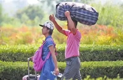 不陪考，却特别愿意陪孩子到大学去报到！广东家长的这份反差感，让你有点看不懂，但背