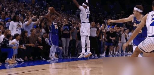 就在昨天的湖魔大战末段，詹姆斯底线切入接传球，上空篮竟被班凯罗直接破坏！裁判还没