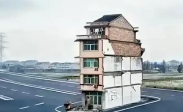 2003年，上海钉子户放出狠话：“没有六套房加一个亿，你们休想让我搬走！”为此，