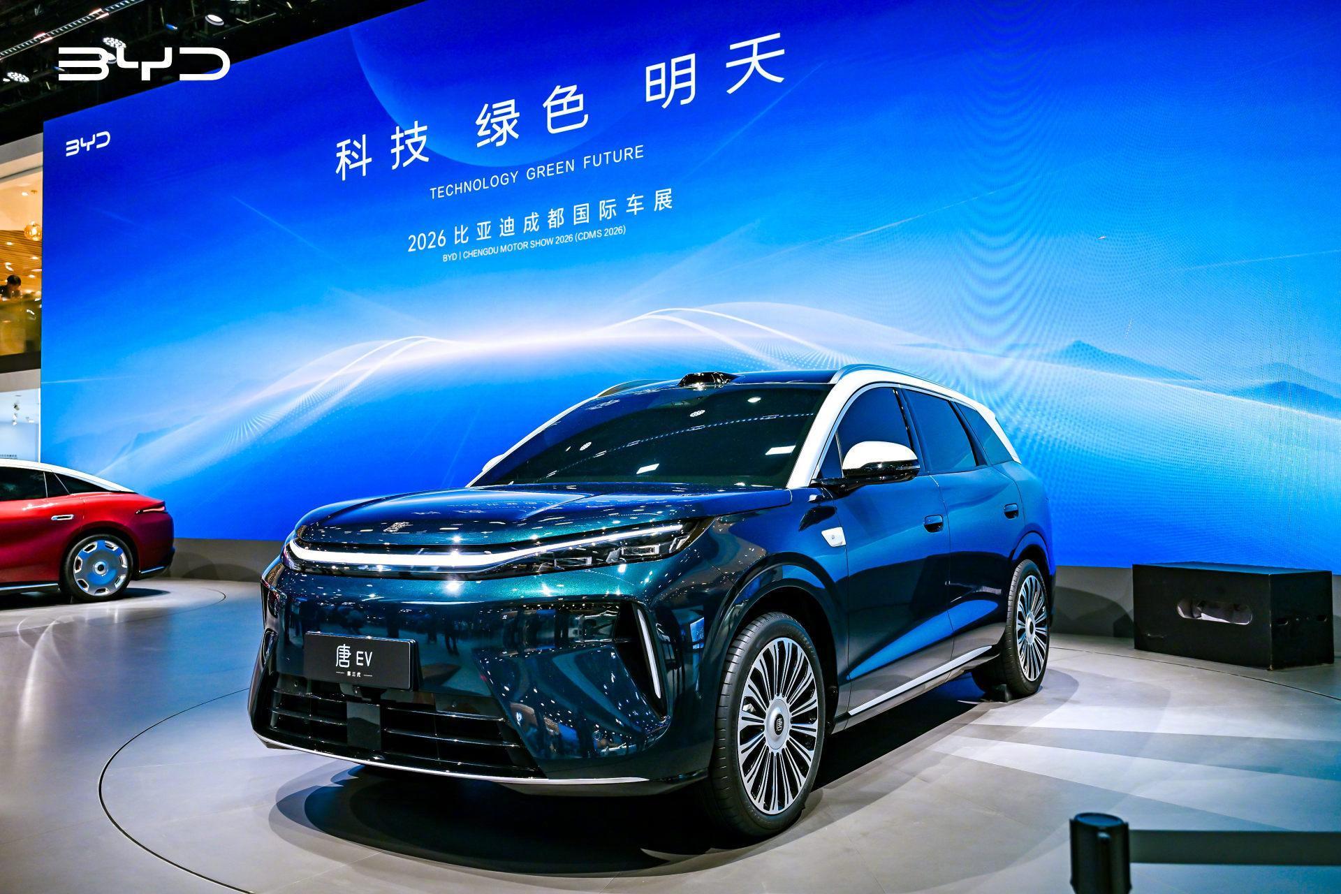成都车展首发的第三代唐，算是比亚迪今年很有看点的一台五座科技旗舰 SUV，和七座