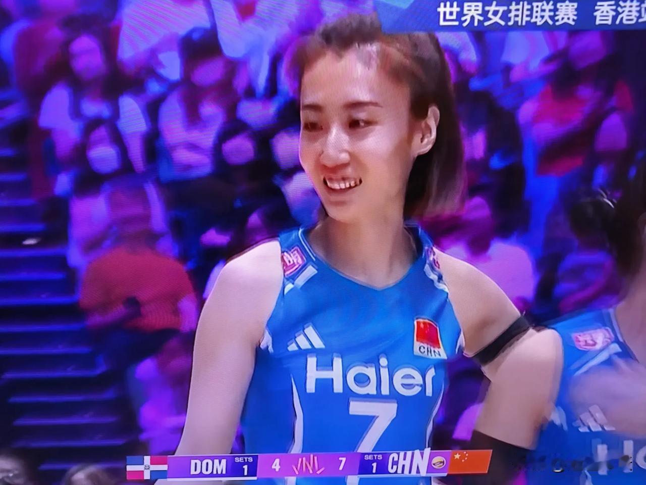 世界女排联赛，中国女排和多米尼加的女排前两局打成了1：1！
      第三局开