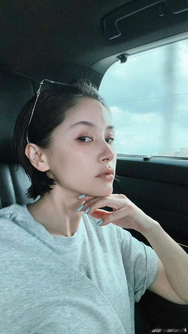 王子文剪短发了王子文正式回归短发造型真的太绝了！利落短发衬得五官精致立体，整个人