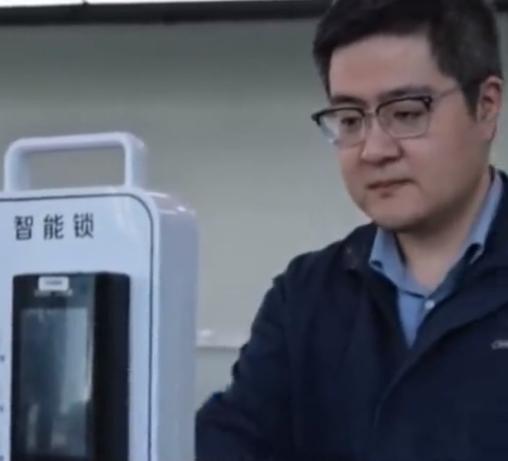 家里装了智能门锁的，千万别划走！一张普通打印照片，就能秒开你家花大价钱装的智能门
