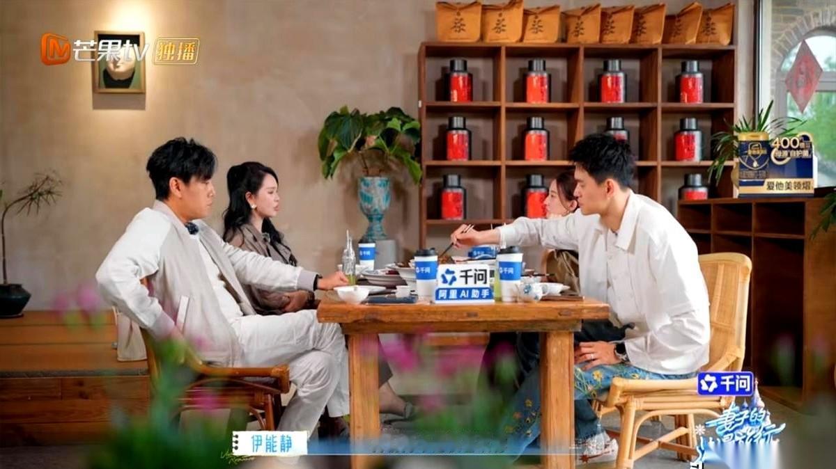 秦昊盯着孙杨，一句话直接递了过去：“弟，有时候也别太真诚，会吃亏。”
就在旁边，