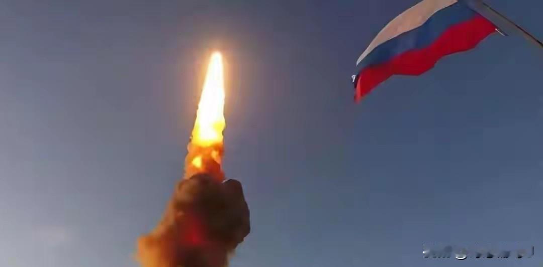 凌晨时分，俄罗斯从本土试射了“榛树”高超音速导弹，精准打击了乌克兰利沃夫地区。这