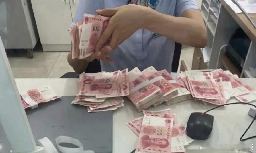 自己的钱存在银行自己取不出来，真的是天大的效果，不知道现在的银行怎么想的！ 