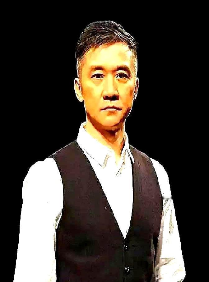 儿子管继父叫“爸”，提到他时只说“那个人”。
 
五十六岁的黄志忠，又被拍到深夜