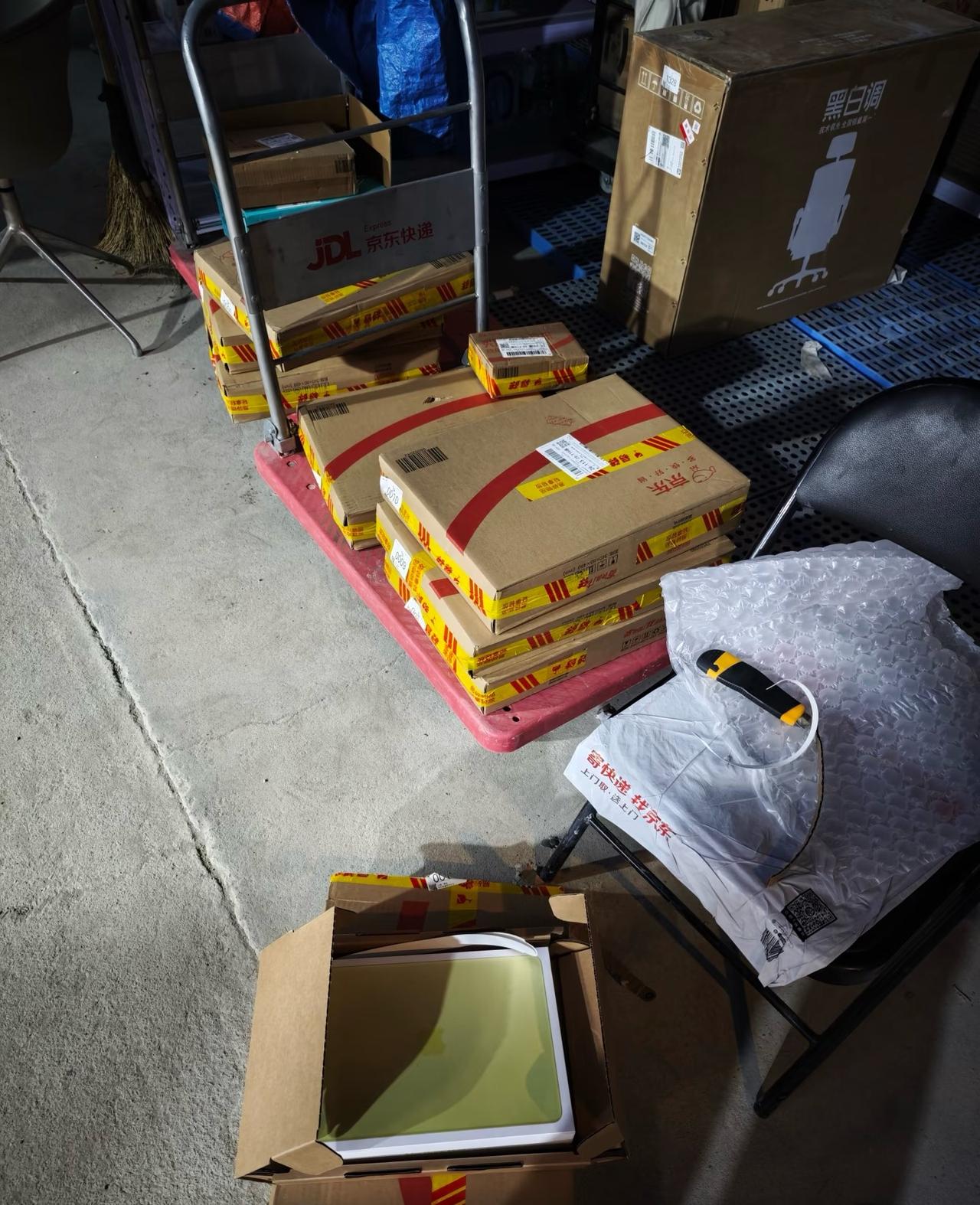 MacBook Neo堆满快递站

去取快递的时候，看到京东快递的小车上堆着整整