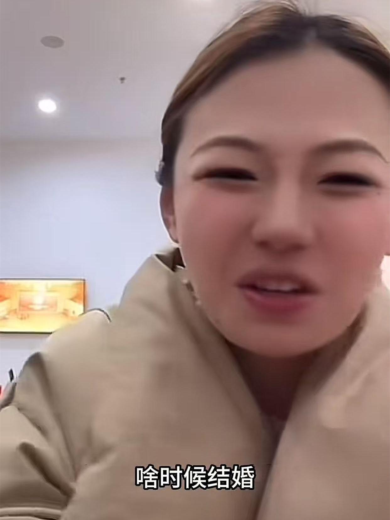 赵芸一后台直播时被网友询问，什么时候结婚！这个问题，可把赵芸一弄尴尬了。在不知道