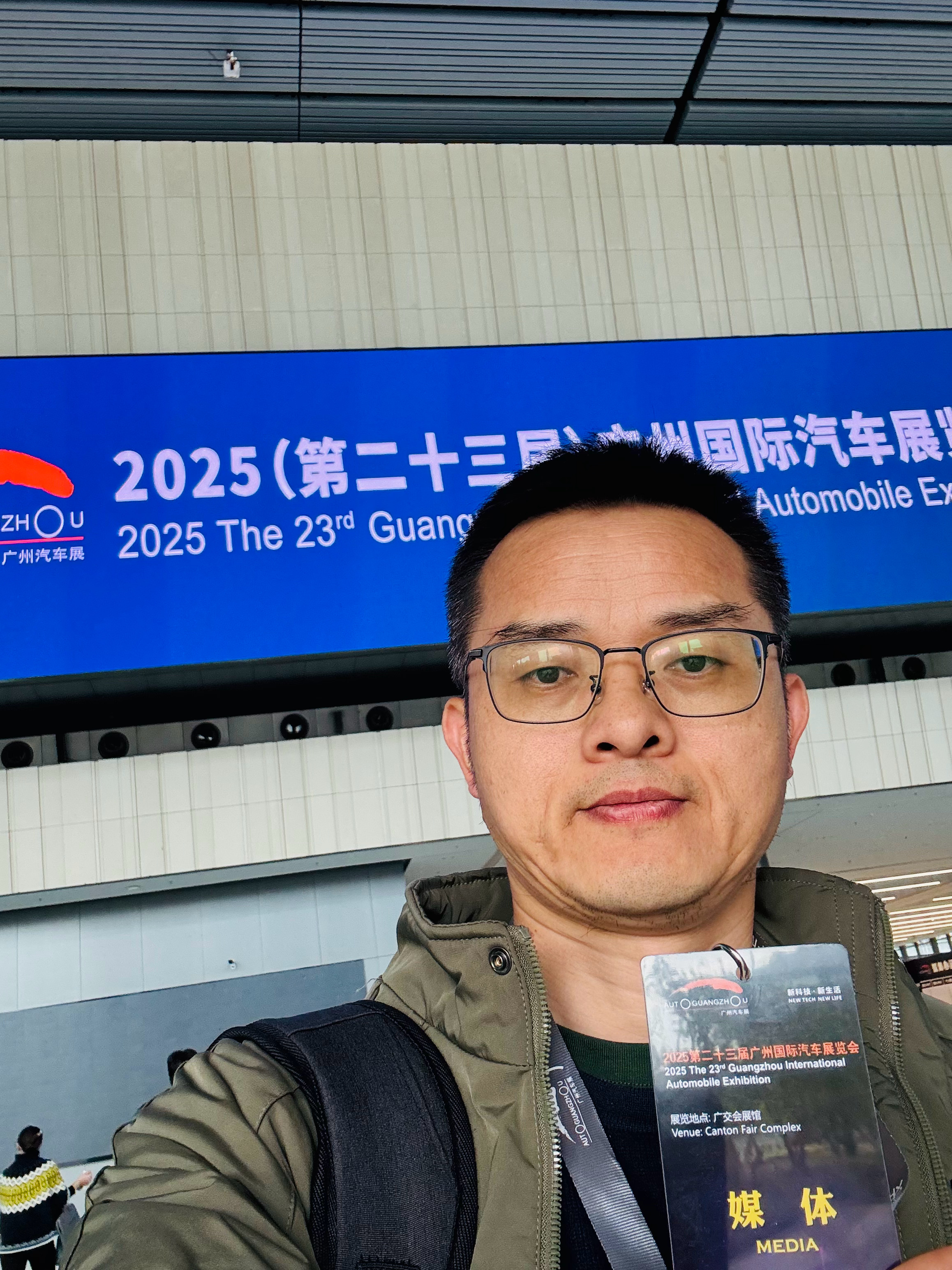 第二十三届广州车展来了，乘公共交通的话，8号线新港东A出口比较近，出来左边就是，