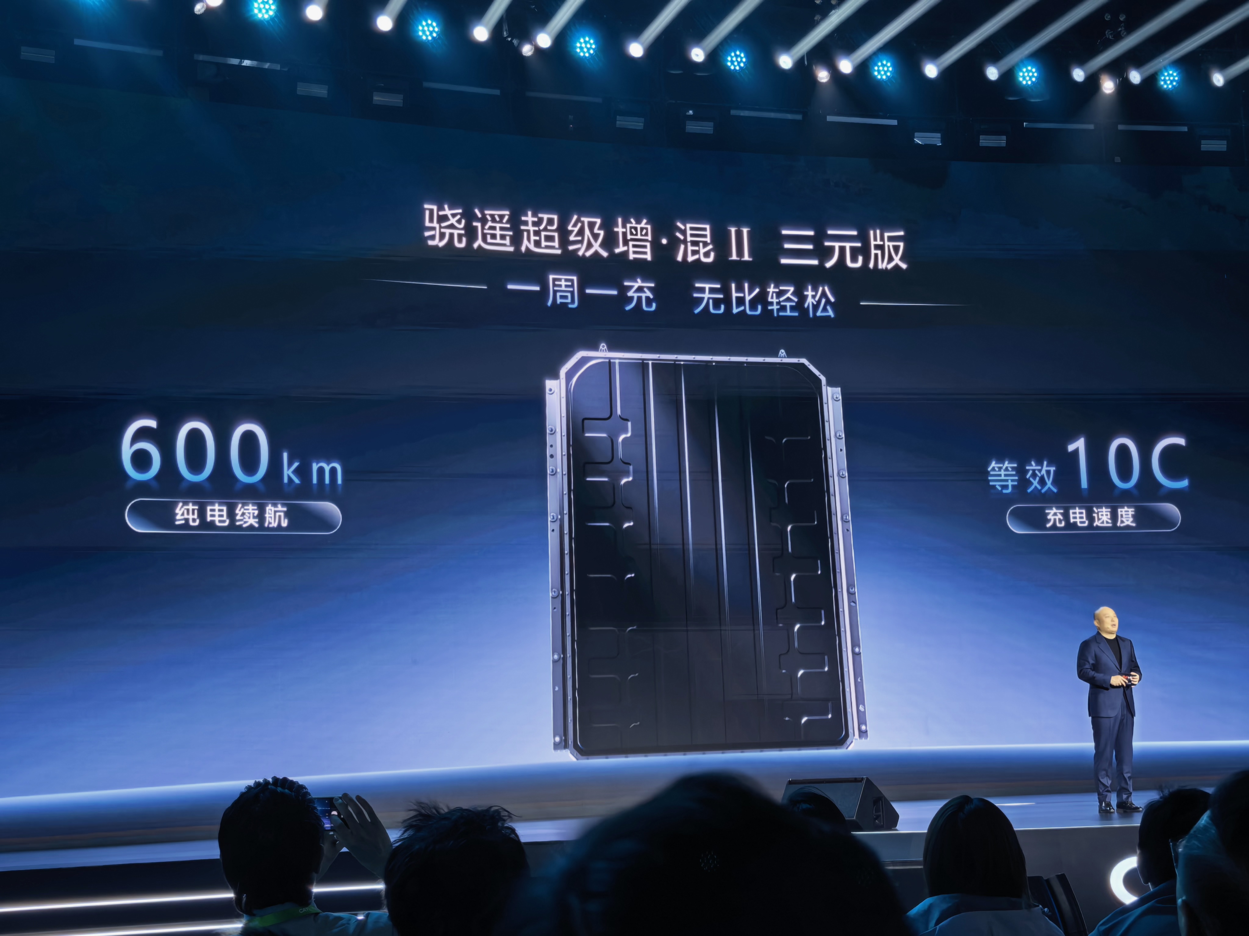 针对增混车型，提供600km三元锂版本电池，并且具备10c充电倍率。宁德时代