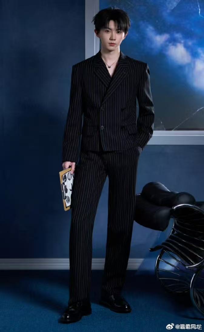 马嘉祺条纹西装 微博之夜红毯锁定马嘉祺，条纹西装简约高级，背影干净利落，行走间自