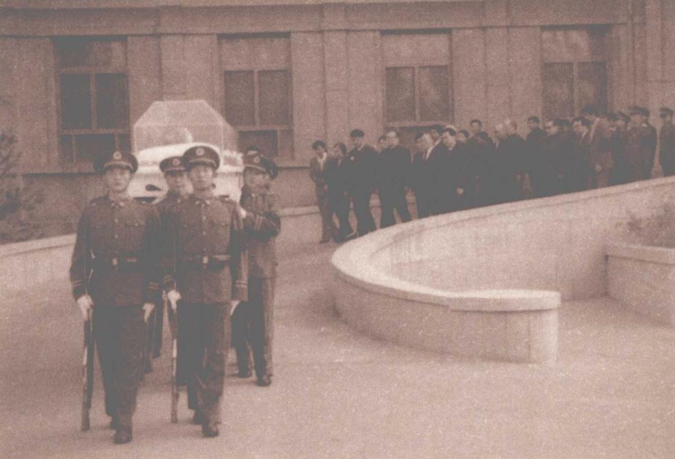 1990年11月18日，一位元帅的灵柩离开解放军总医院，被送到八宝山火化，中央领