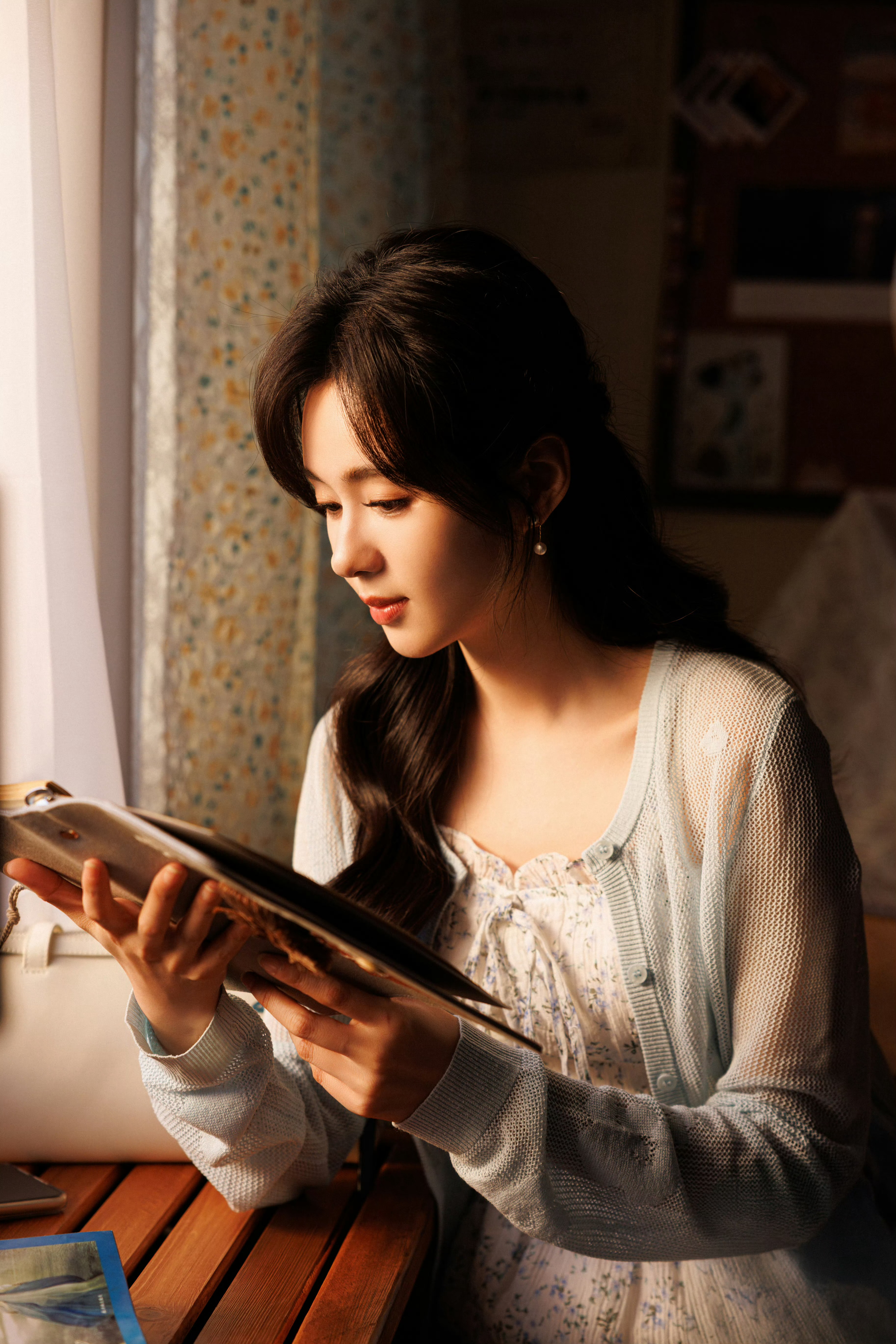 #魏哲鸣发郑合惠子剧照##魏哲鸣介绍一下心上人#发剧照，配文：介绍一下，这是我的