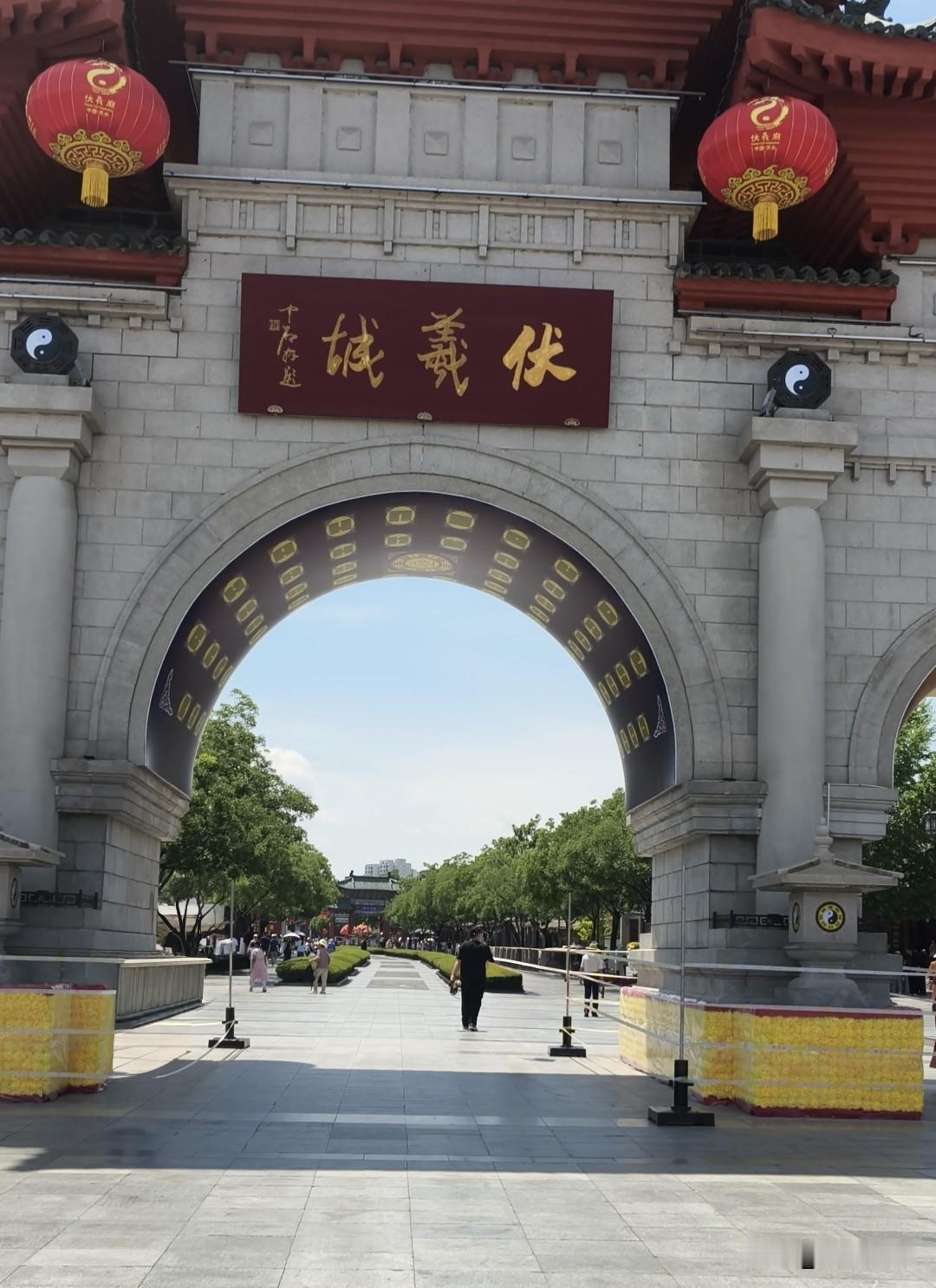 早上8点起床洗漱完毕，就出发前往天水古城。50多公里的路程，却用了近2个小时，从