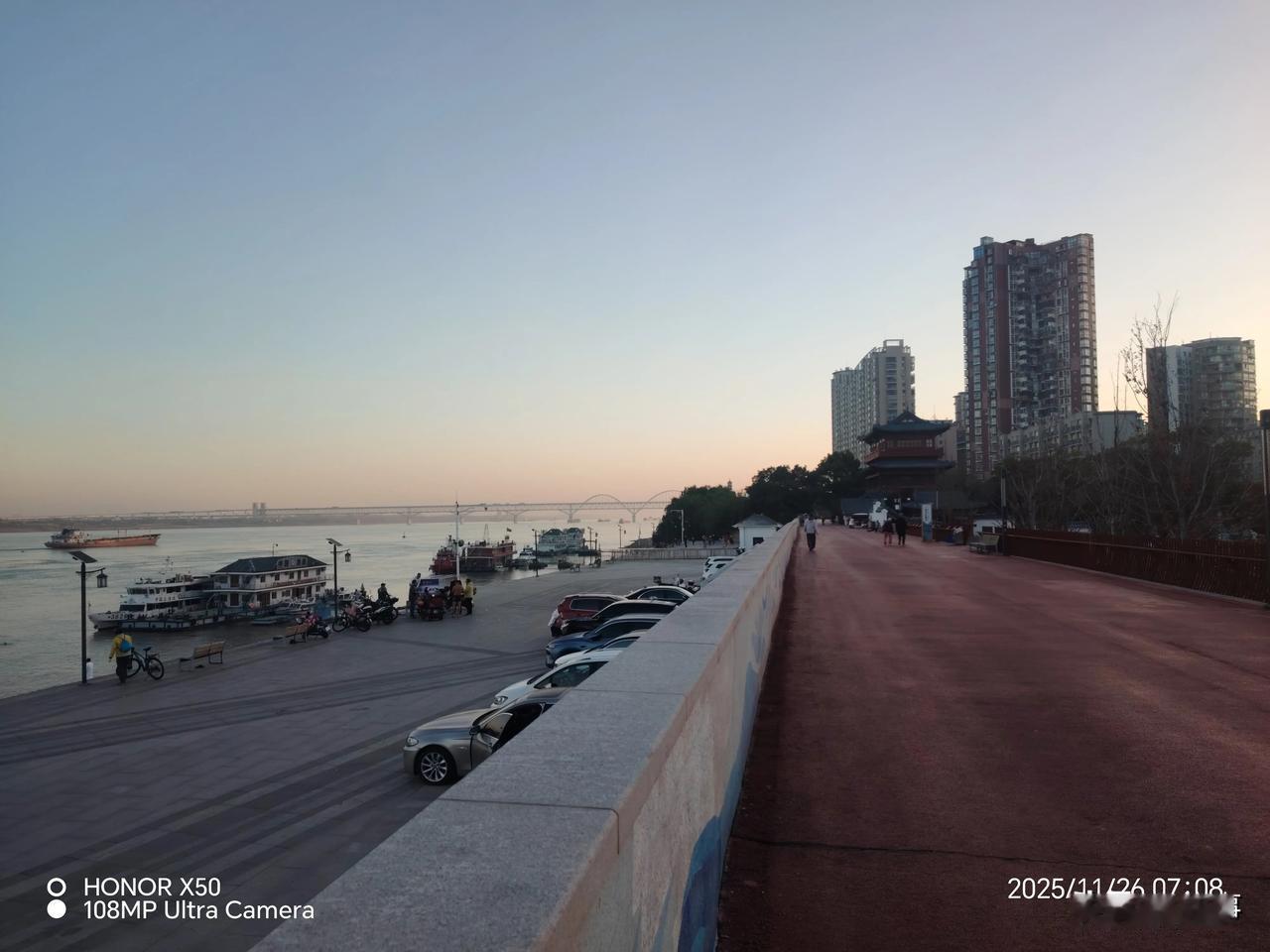 鸿蒙2025年度先锋体验11月26日长江岸边赏日出美景