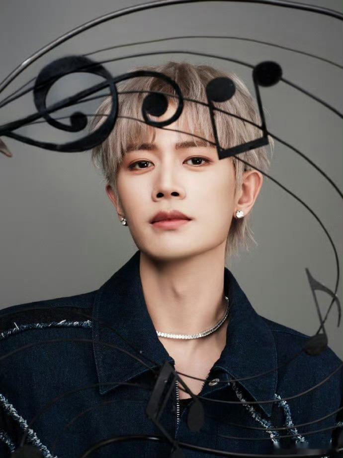 任嘉伦今天音乐节造型出图，这个发型真适合国超