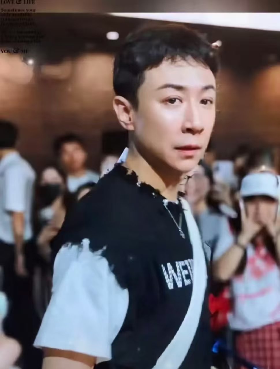 张维伊耳机摘了张维伊没戴大金表了 张维伊耳机摘了，也没戴大金表了！张维伊换造型 