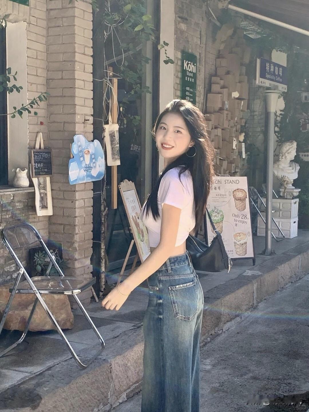 牛仔裤街拍，怎么摆姿势才能松弛又好看？试试这几个活力感十足的街拍小技巧，让你随手