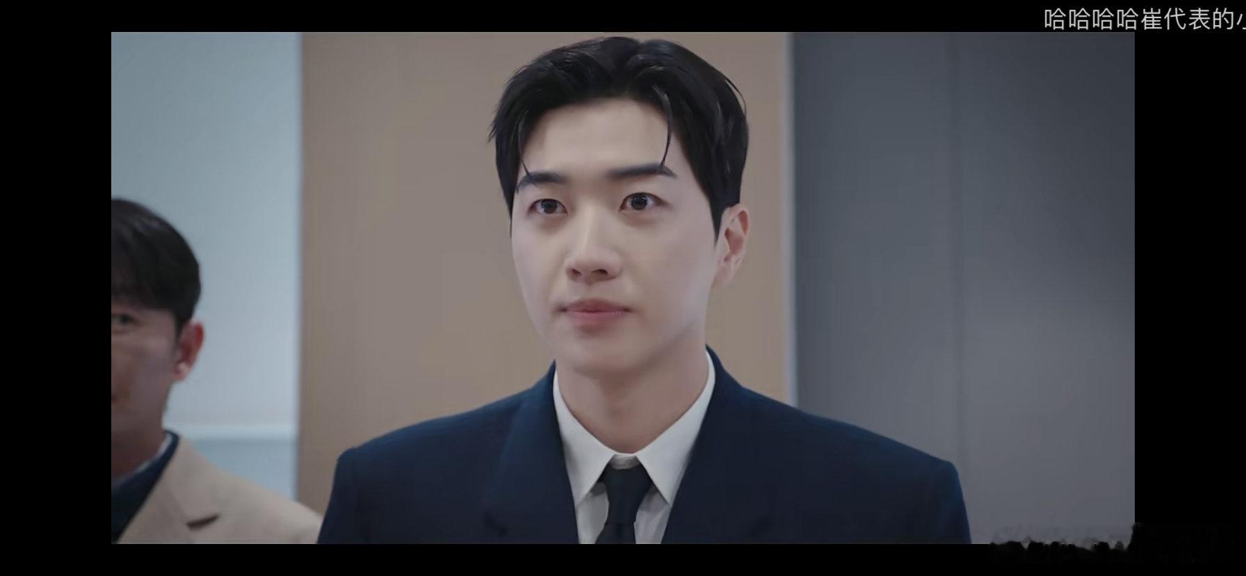 这个演员面相与我们恋综的一个男的面相好像，三角眼，与李yf也很像。面相只有看眼神