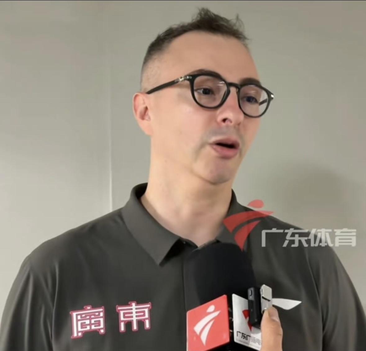 广东宏远季前赛两连败，新帅倒是很淡定，输球不是坏事？
CBA季前赛广东宏远接连输