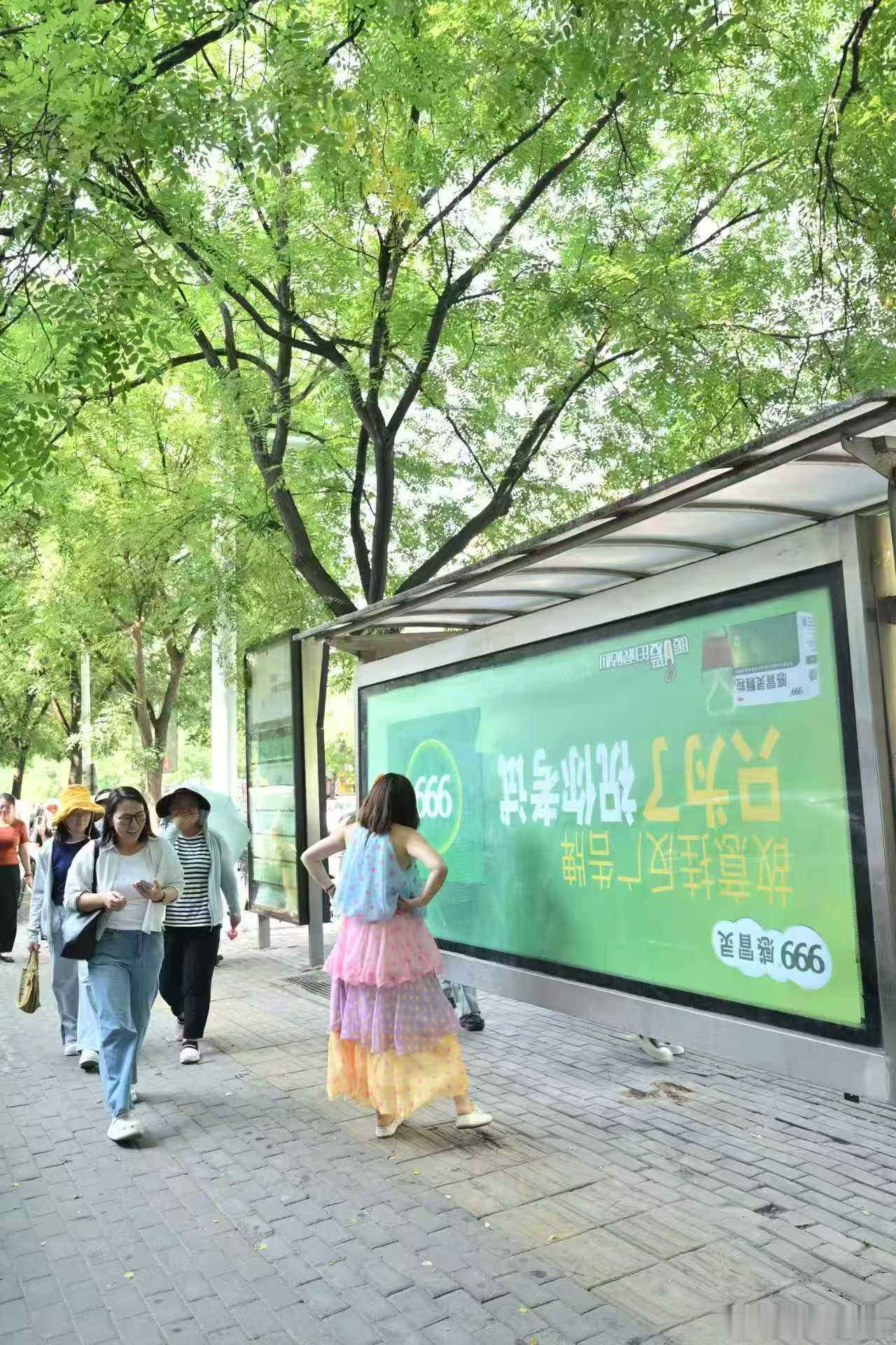 郑州街头预祝高考生六六大顺从城市大屏到中学校园，满满的送考温情铺满郑州，老师暖心