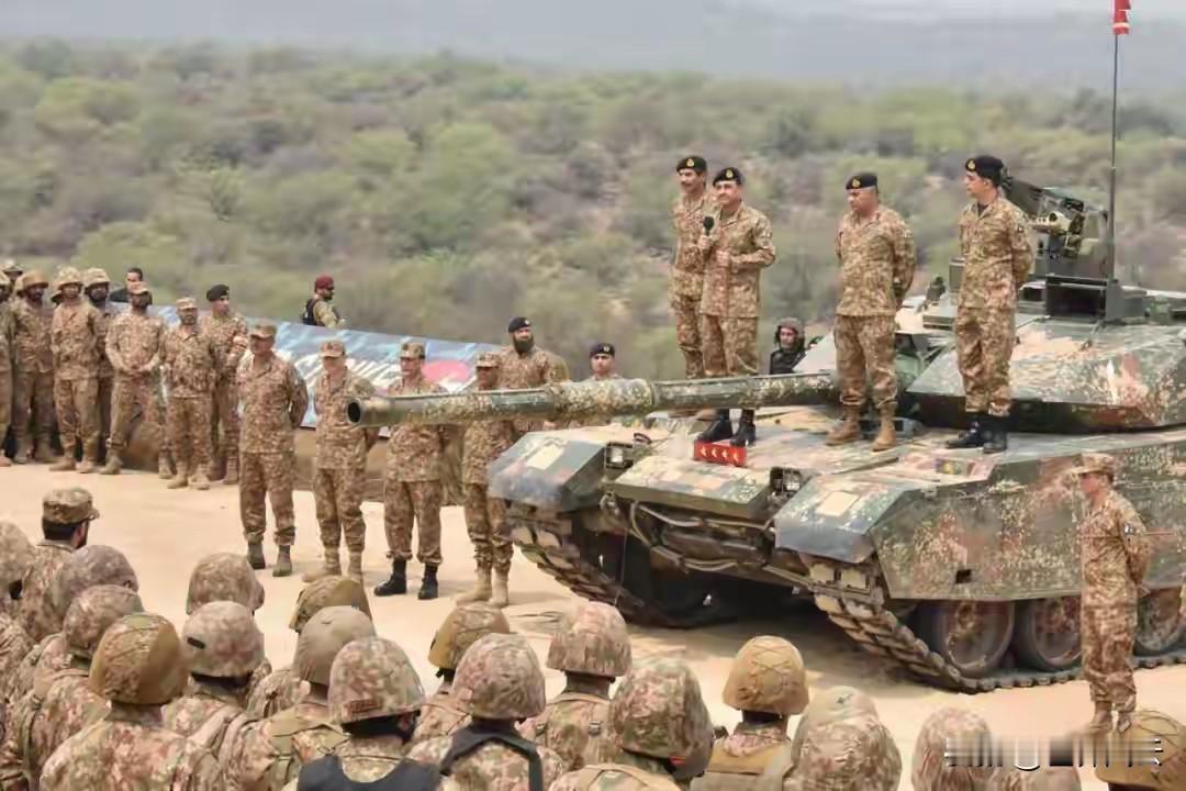 快讯快讯！
巴基斯坦要动真格了，三军总司令从总统手中接过了最高指挥权。

这一刻