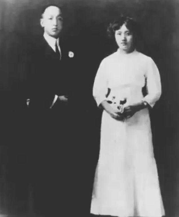 [浮云]1914年，27岁的蜀军都督，爱上14岁青楼女子。老鸨要3万赎金，他正要