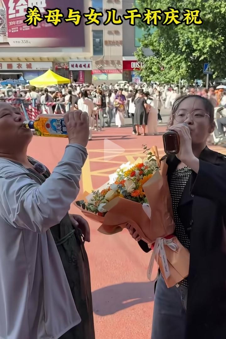 高考结束这天，考场外的这一幕看哭好多网友！

6月9日，考生雅雪考完试，由两位老