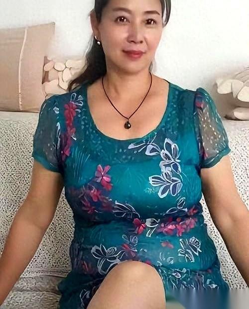 儿子把孙子往她跟前一推，自己“噗通”一声，跪下了。
就在她那间60平米、阳台开满