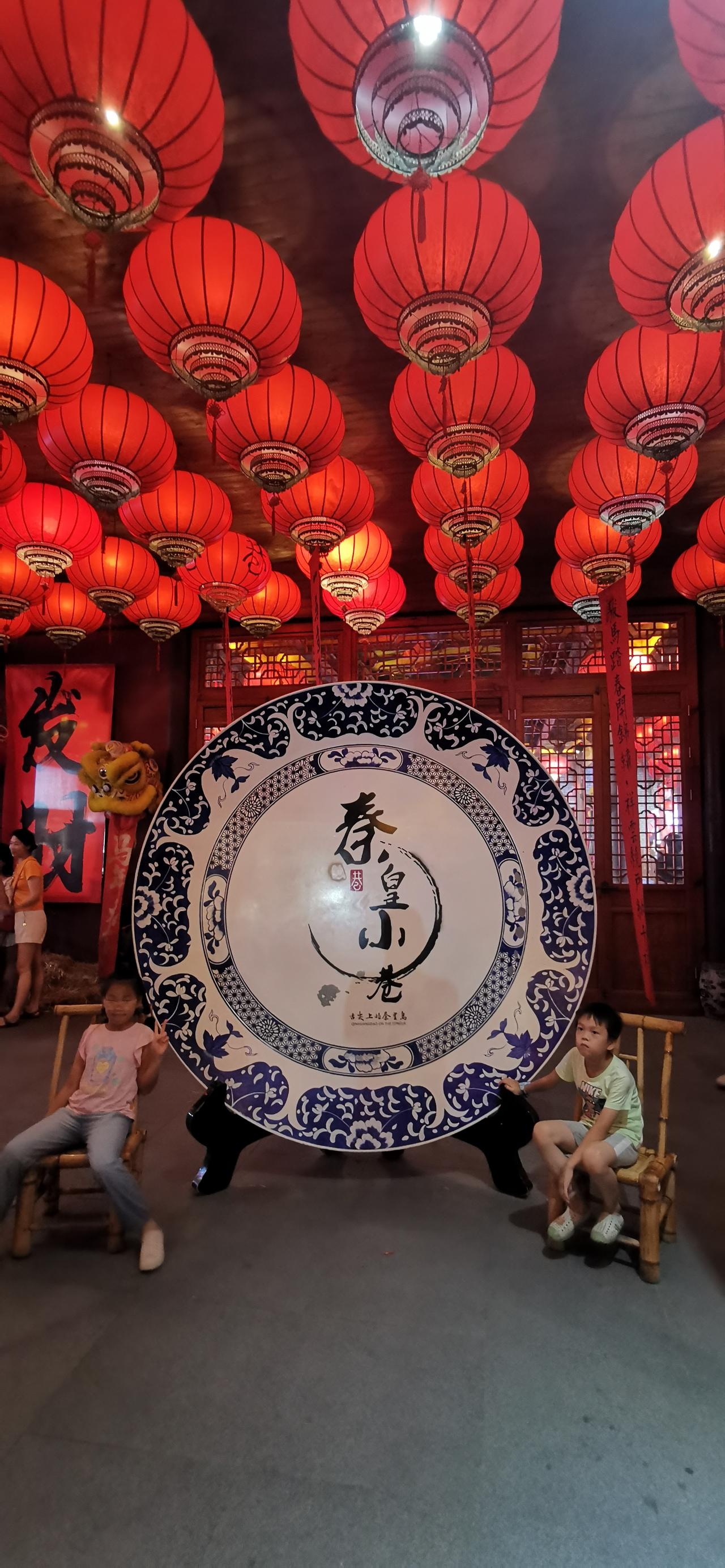 都晚上十点了，还是人山人海，摩肩接踵，挤都挤不动。这里就是秦皇岛北戴河的秦皇小巷