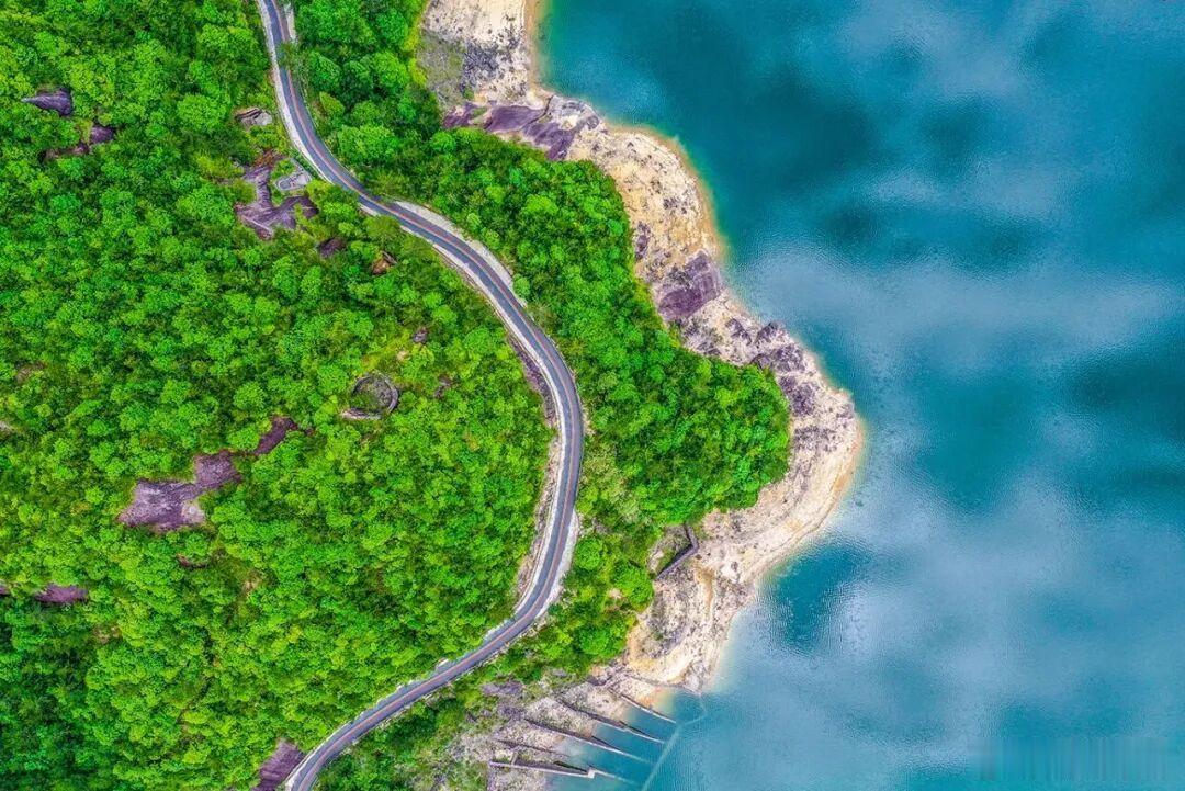 超治愈的环湖公路，满眼绿色配透亮湖水 