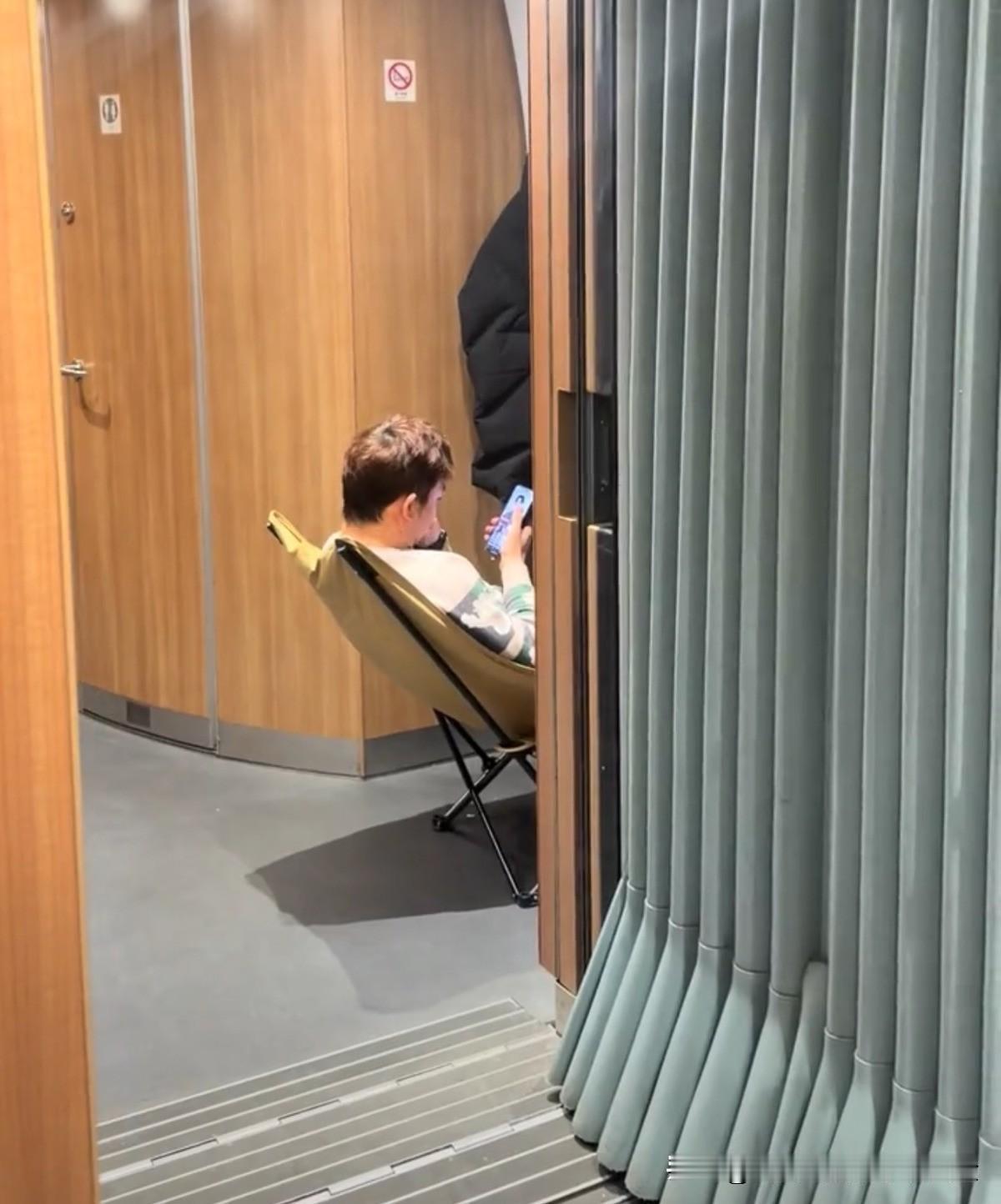 近日，“男子自带折叠椅乘坐高铁”的视频引发全网热议，相关话题迅速冲上热搜。视频中