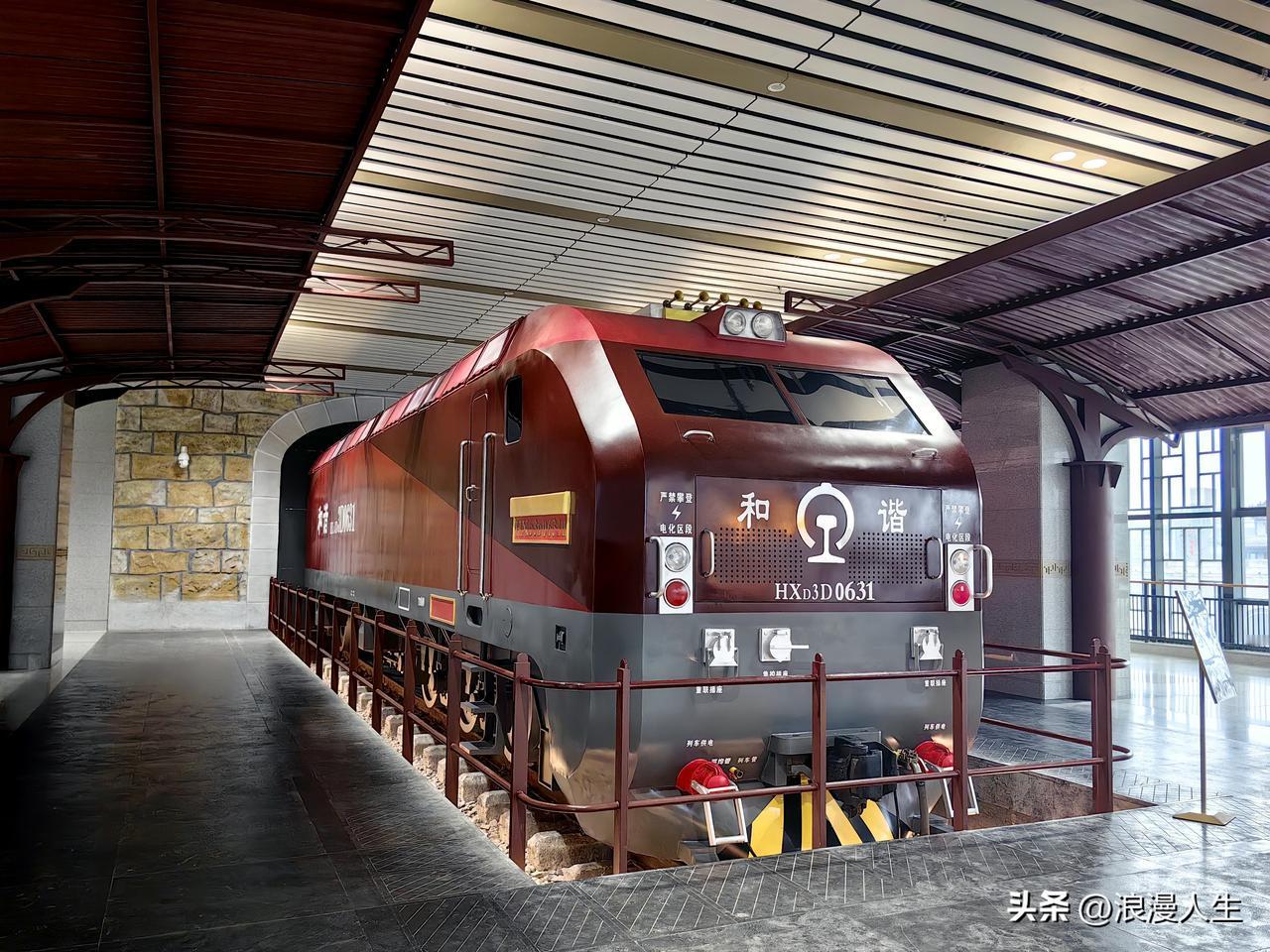 西安火车站高端大气上档次，候车厅人流熙熙攘攘，站内看点真不少。绿皮火车人少价格优