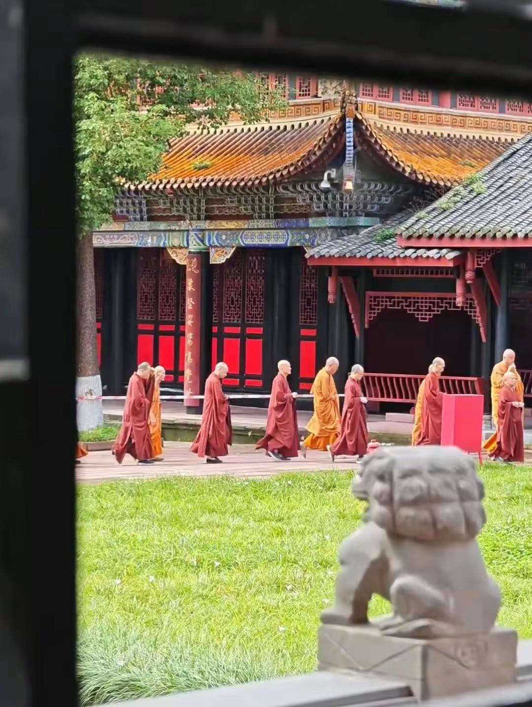 “谎称在等缘分   才迟迟晚婚  实则旧疾未愈   怎添新痕.”每逢佳节倍思亲，