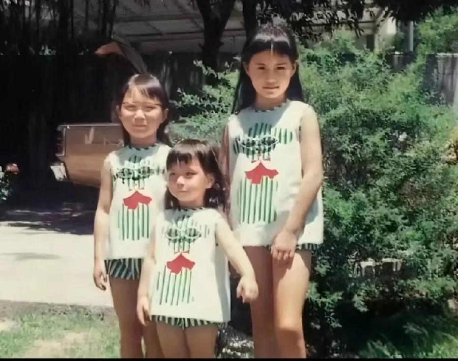 姐妹三人当中，
还是何超琼从小美到大。赌王何超蕸