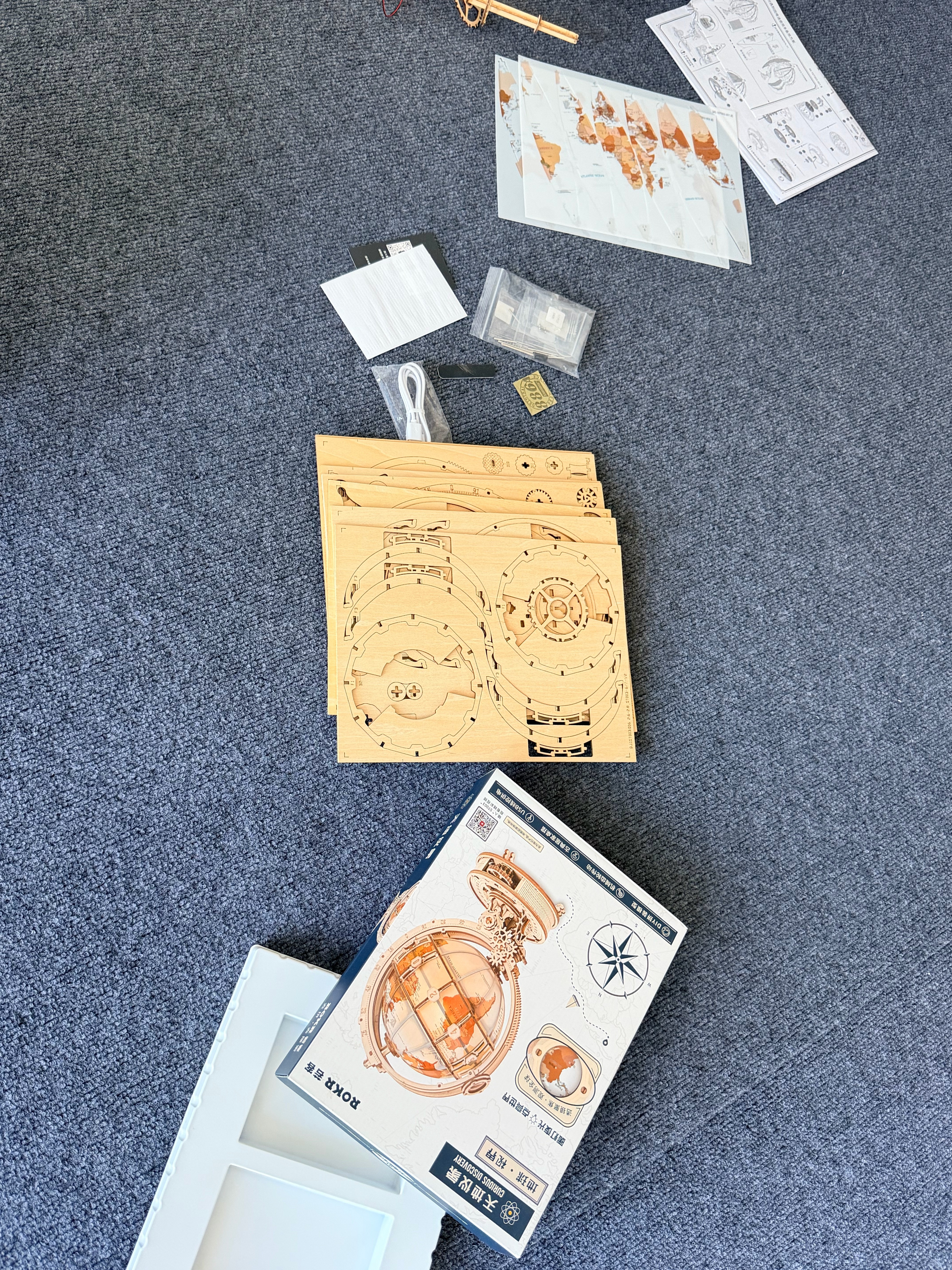 一周没来工作室了，想亖我了💔把上次进京买回来的地球拼出来！摆上！小梦日常分享