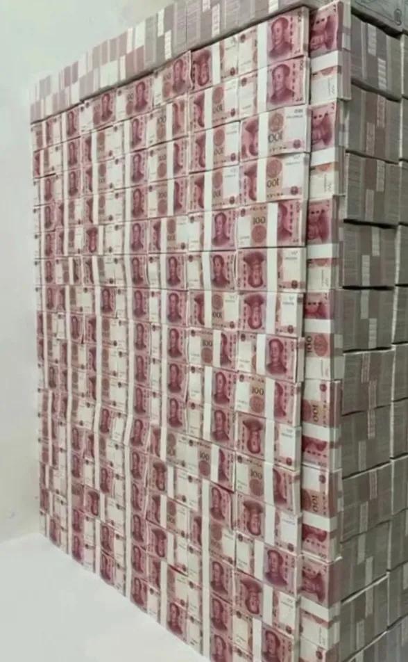 A股的散户一买就跌，一卖就涨，这是一种必然，也可以说是散户的宿命。
当大多数人一