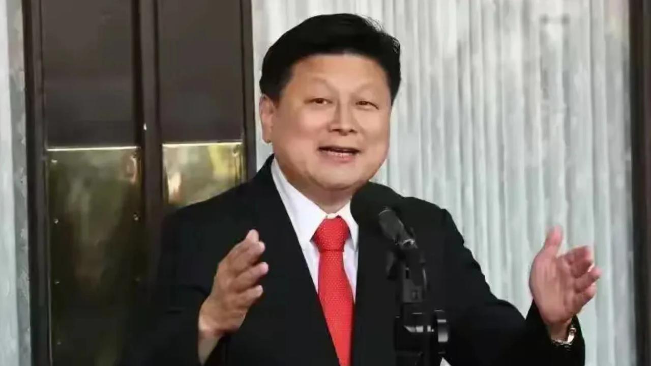 傅崐萁到访大陆，他只用一个行动就表明了一切：他打着红领带，走下飞机，热情回应接机