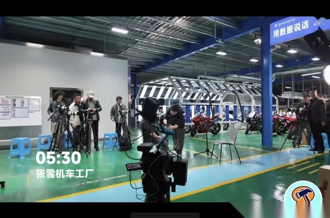 董倩真的是太愿意吃苦了，自己已经是王牌主持人了，可是去采访张雪，竟然五点半就去了