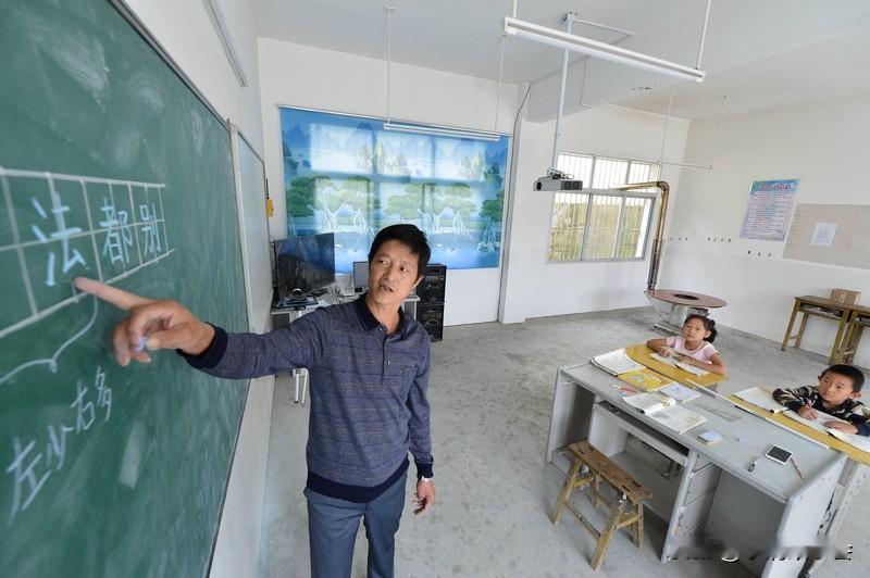 当农村小学教师，能做的兼职还不少。
PPT课件制作是个不错的选择。这本来就是教师