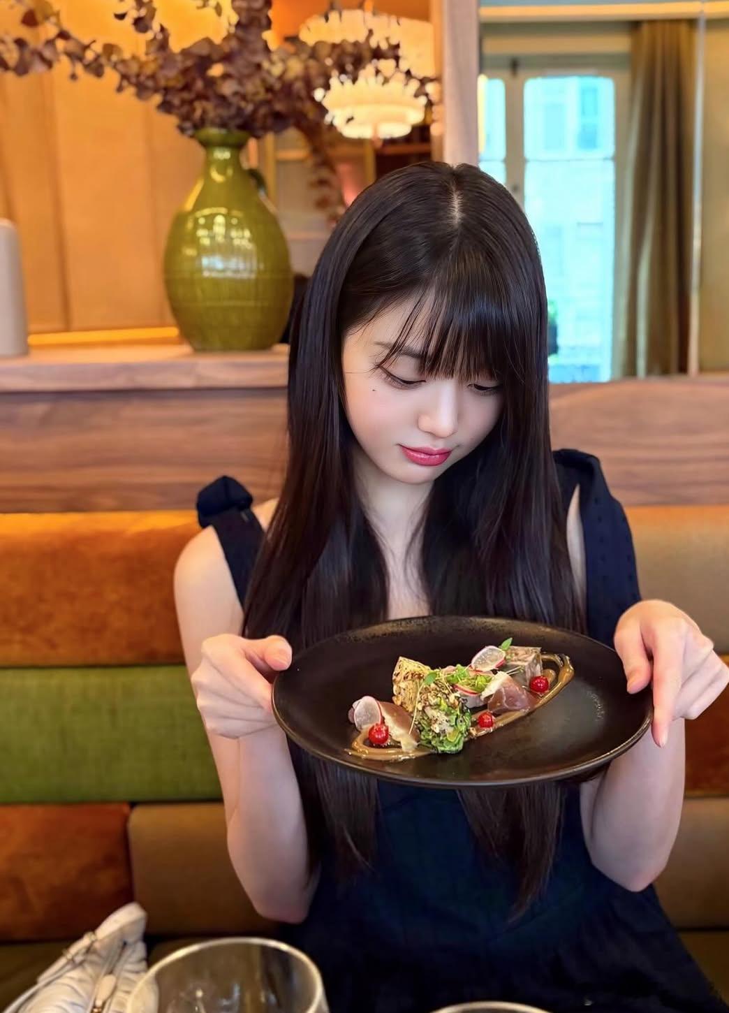 一个小女孩轻轻的碎成了渣渣不小心把翅中当成冻香蕉和芒果一起榨成奶昔喝了我真的有点