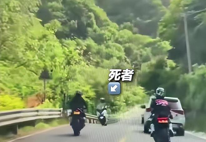 陕西西安，2026年5月10日的一场事故让两个家庭心碎。25岁杨某逆行超车时竟单