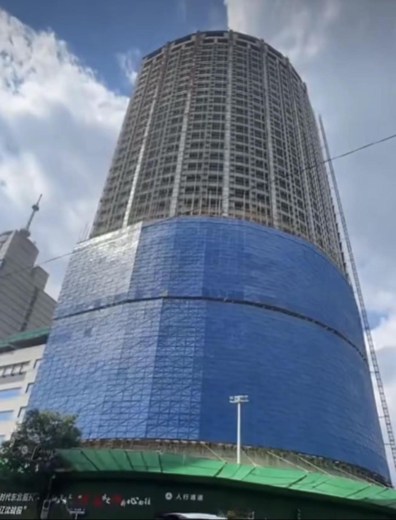 烂尾近30年的大楼—沈阳银鼎国际大厦已经拆的差不多了，过几天那个位置就是一片平地